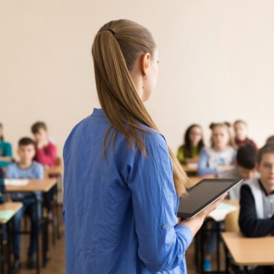 Nauczycielka prowadzi lekcję w prywatnej szkole podstawowej.
