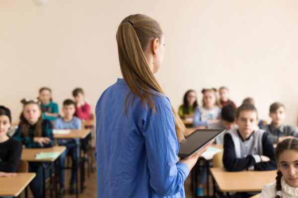 Nauczycielka prowadzi lekcję w prywatnej szkole podstawowej.